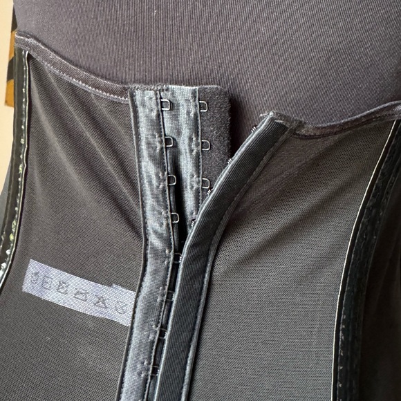 Edgy mesh corset - Picture 3 of 4